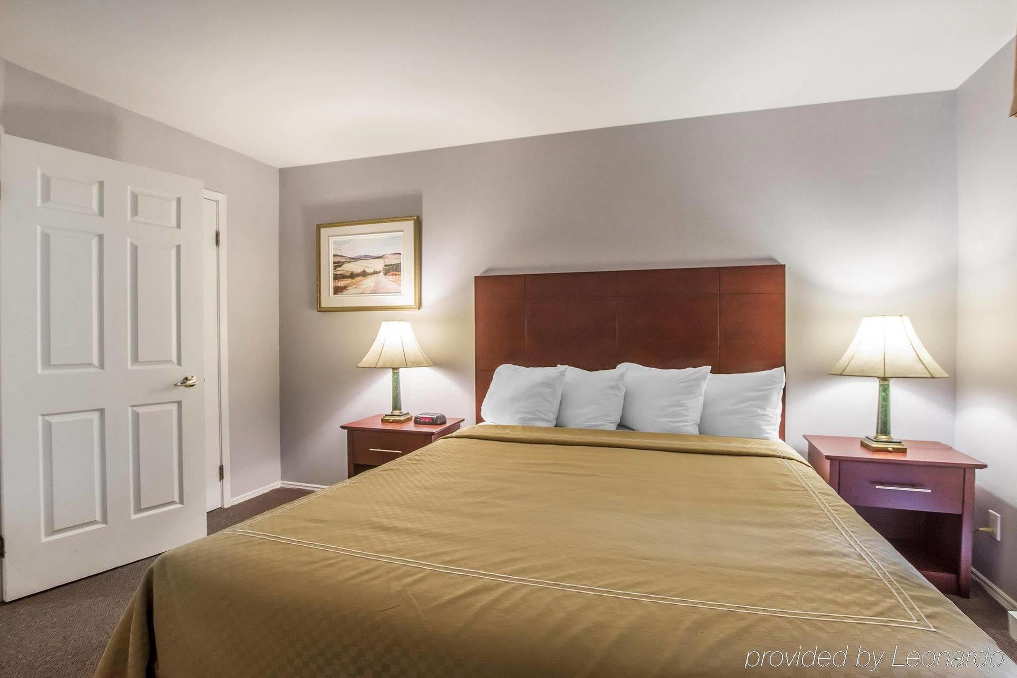 Syracuse Inn And Suites Exterior photo