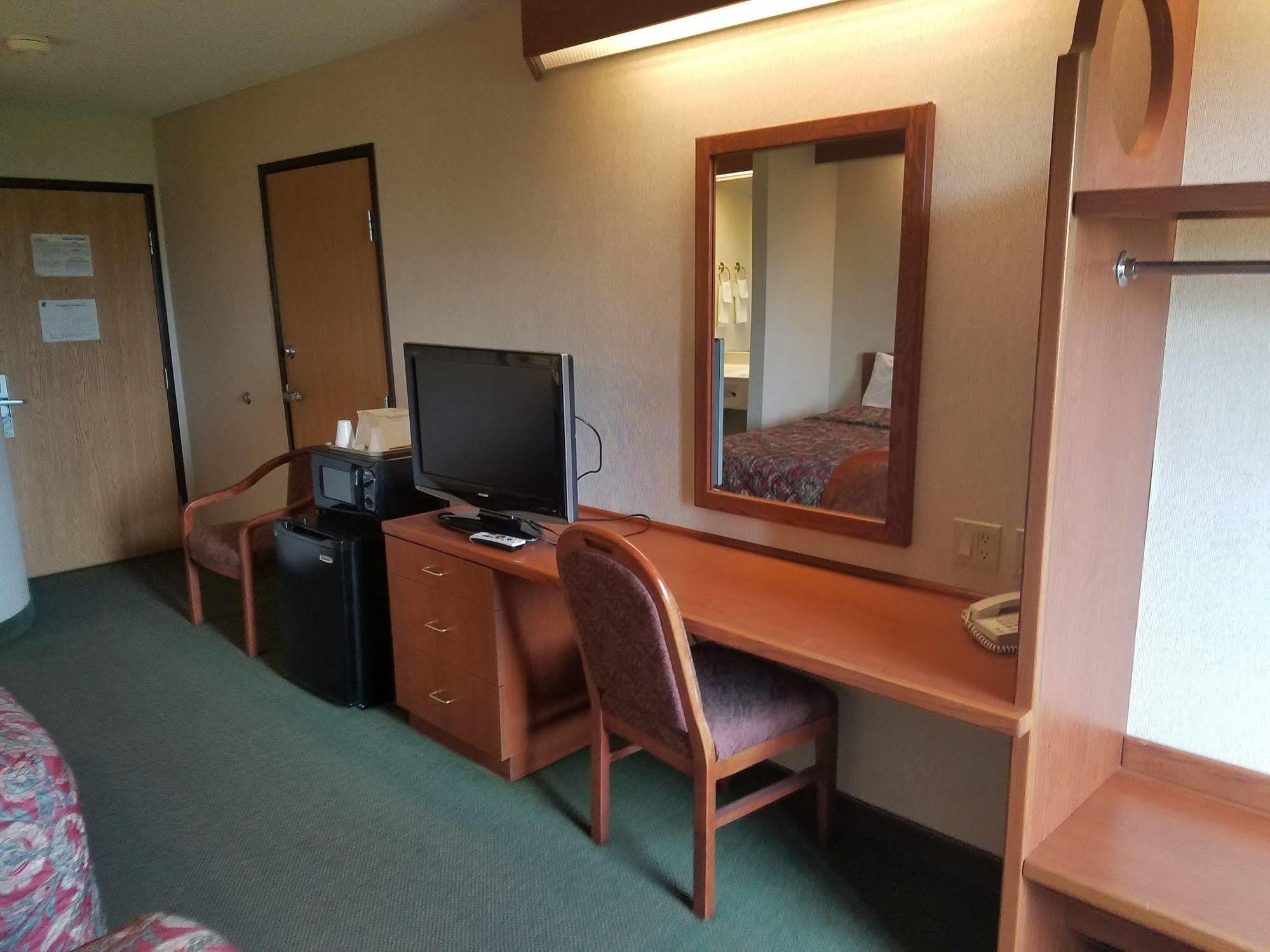Syracuse Inn And Suites Exterior photo